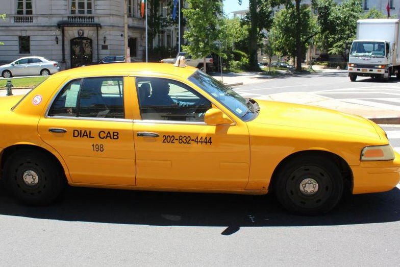 Az útra zuhant a holttest egy hullaszállítóból 1 Az útra zuhant a holttest egy hullaszállítóból 1