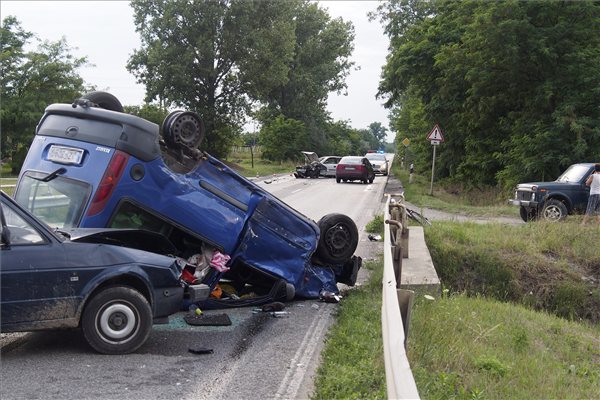 A nap képe – négy autó ütközött Lakiteleken 2