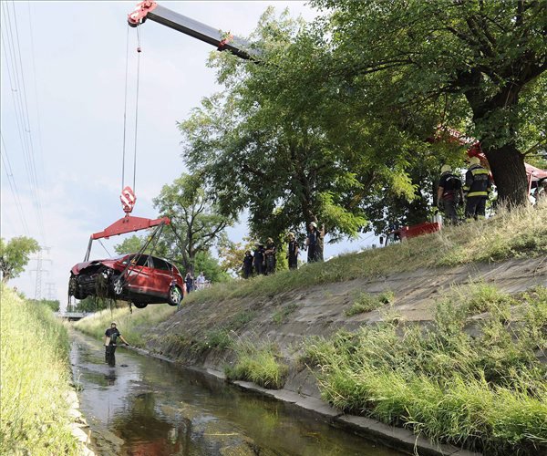 A nap képe – Patakba esett az autó 2
