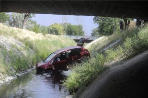 A nap képe – Patakba esett az autó 1