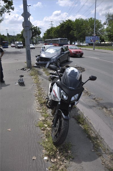 A nap képe – autó és motor ütközött 2