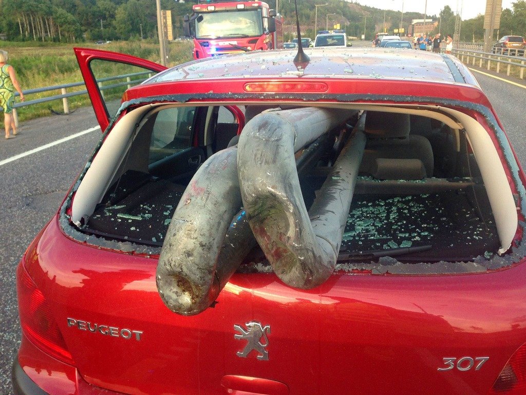 Felnyársalta autóját a 84 éves sofőr 2 Felnyársalta autóját a 84 éves sofőr 2