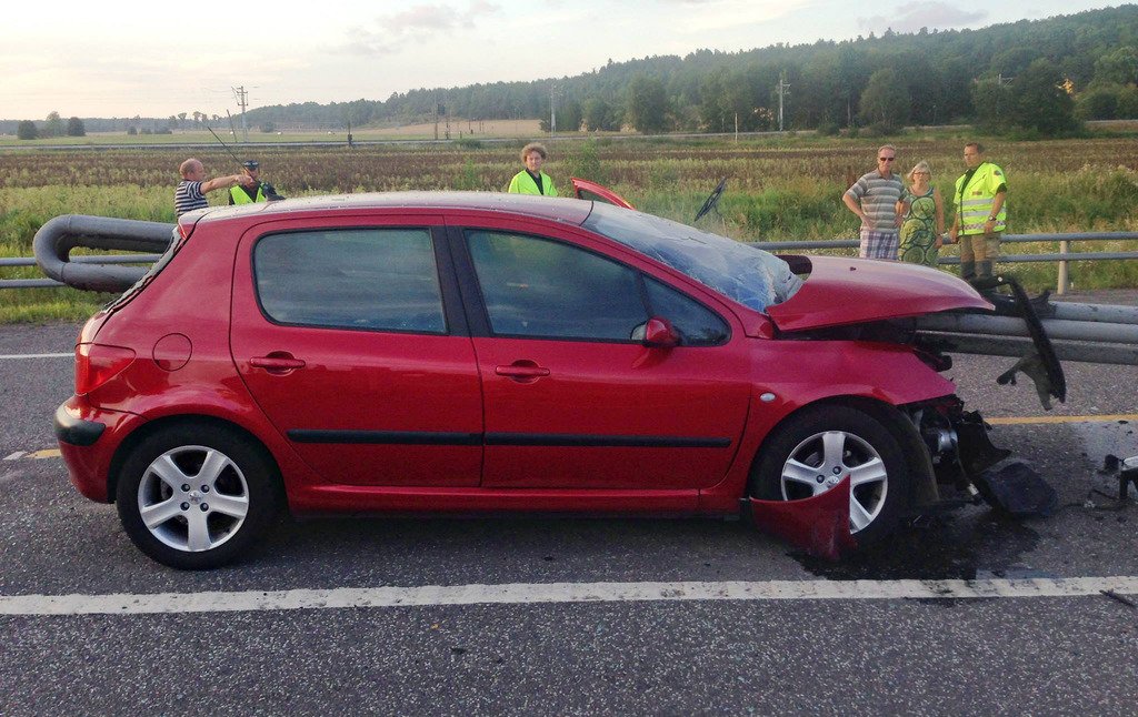 Felnyársalta autóját a 84 éves sofőr 3 Felnyársalta autóját a 84 éves sofőr 3