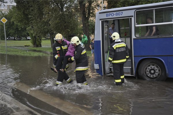 A nap képe – BKV-busz az árokban 2