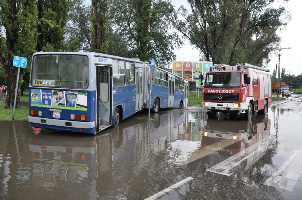 A nap képe – BKV-busz az árokban 5