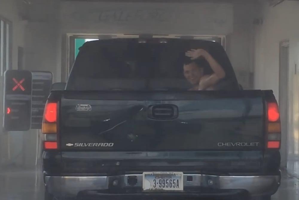 Bunyó lett a vége, aztán nyílt a csomagtartó 1