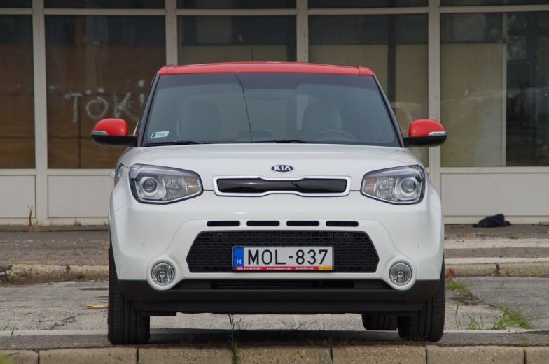 Meglepő autóval jár a pápa 4