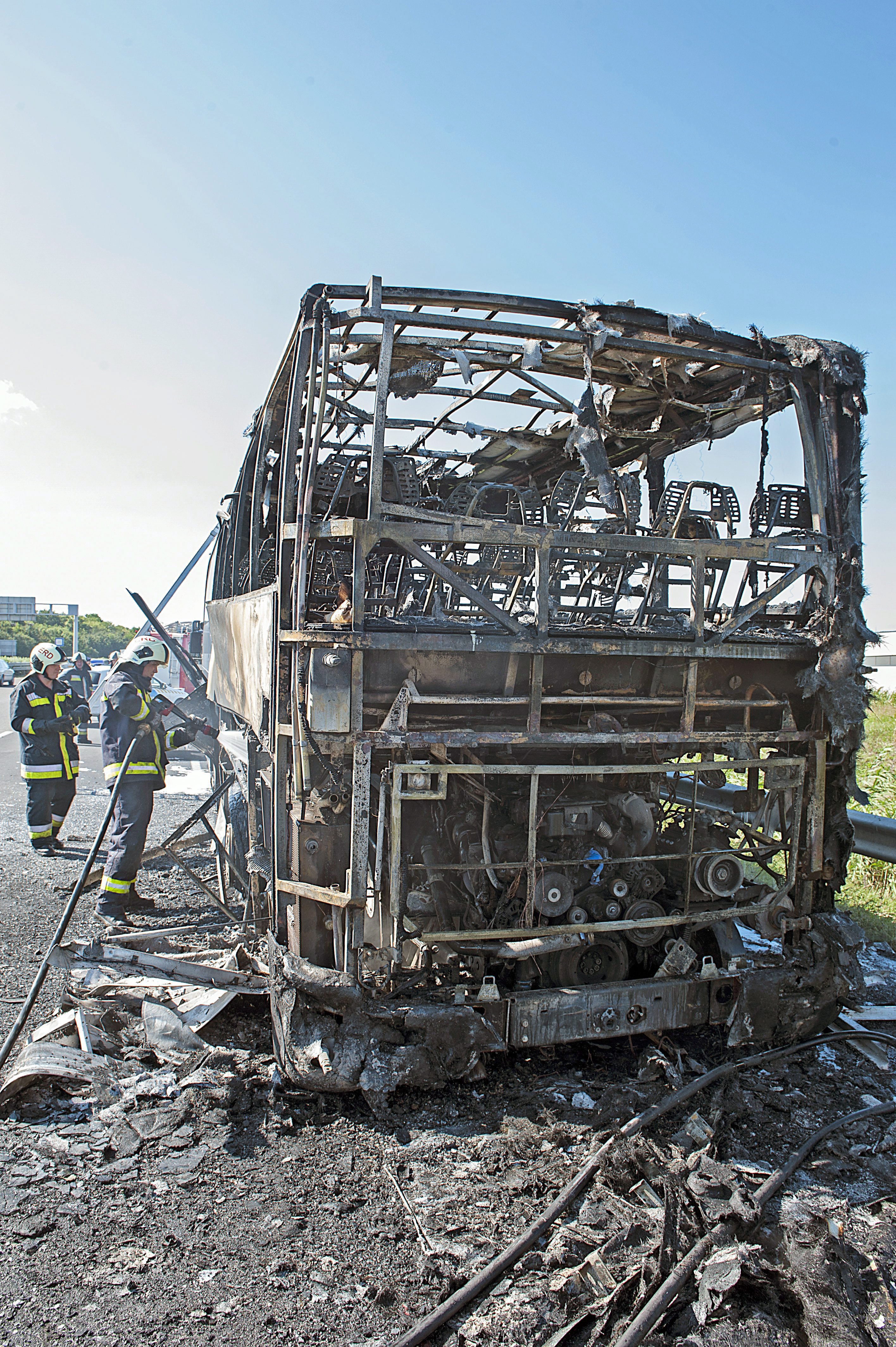 A nap képe – kiégett egy busz az M1-esen 1