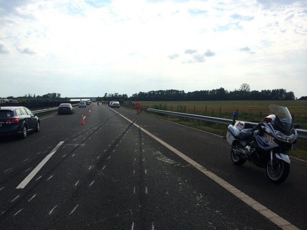 Lamborghini lángolt az M7-es autópályán 4