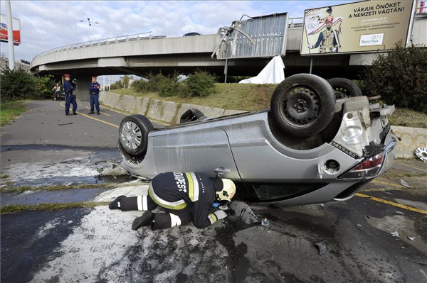 Felüljáróról a bicikliútra zuhant egy autó Budapesten 1
