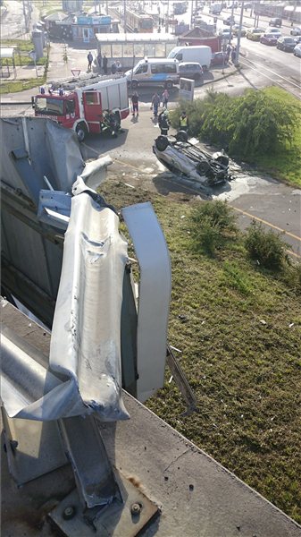 Felüljáróról a bicikliútra zuhant egy autó Budapesten 2