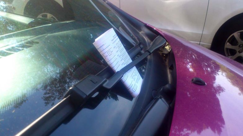 Így bírságolják a szabályosan parkoló kocsikat 10