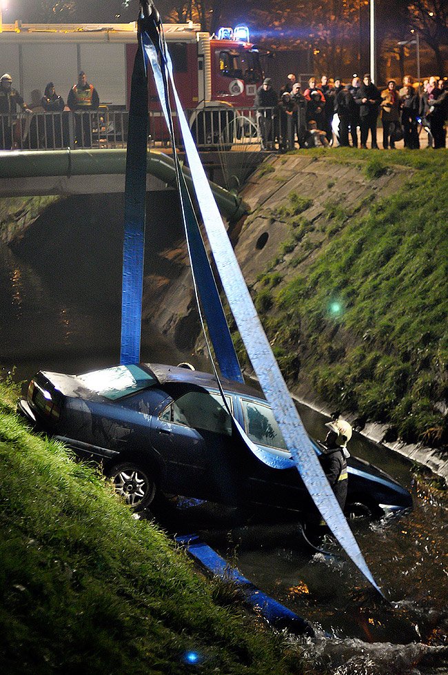 A Rákos-patakból pecáztak ki egy autót 4