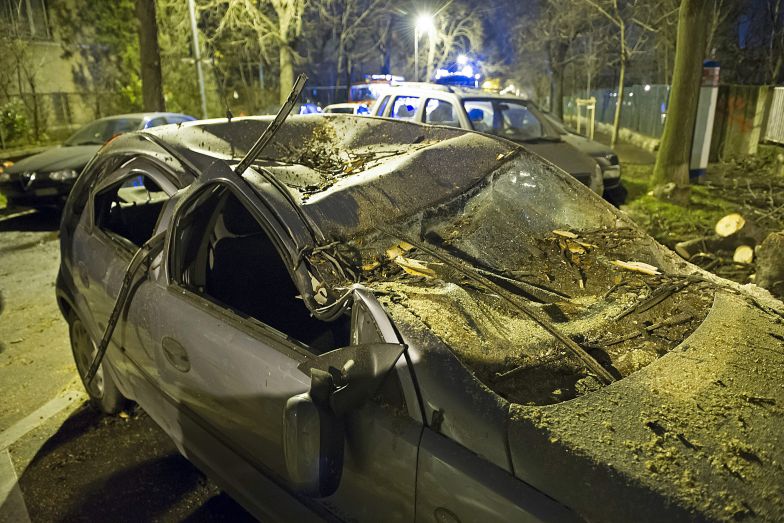 Autókat lapított össze a vihar Budán 1