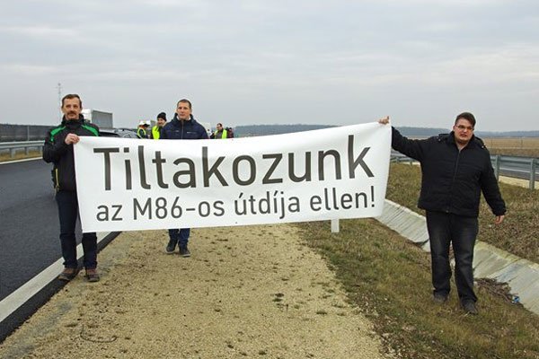 A nap képe – lezárással tiltakoztak az útdíj ellen 4
