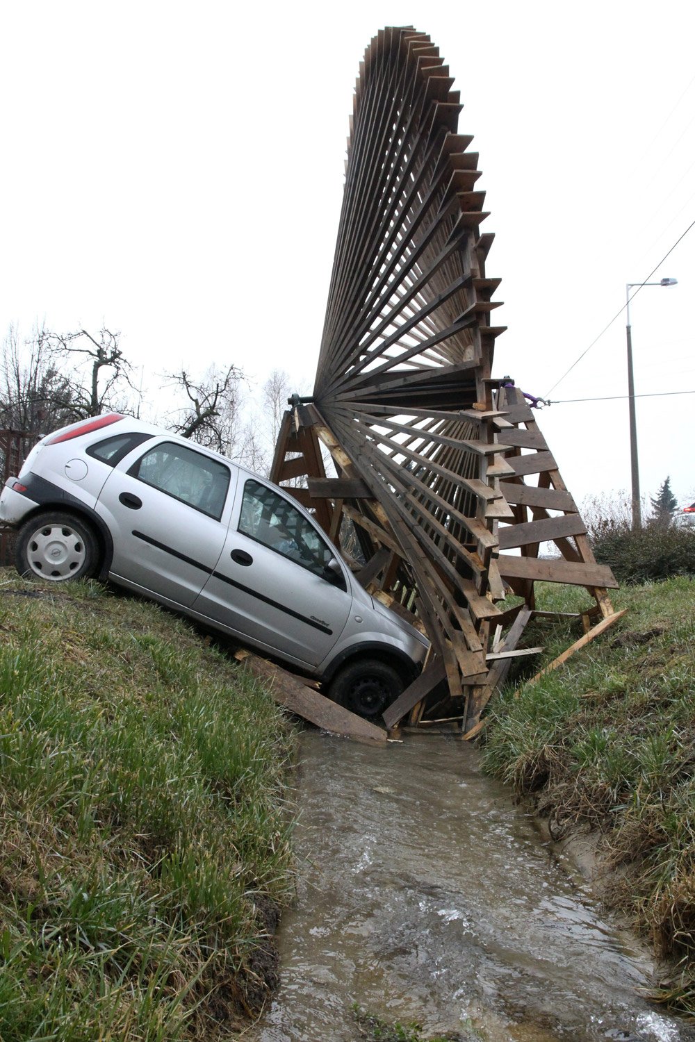 A nap képe – beleállt a vízimalomkerékbe egy autó 4