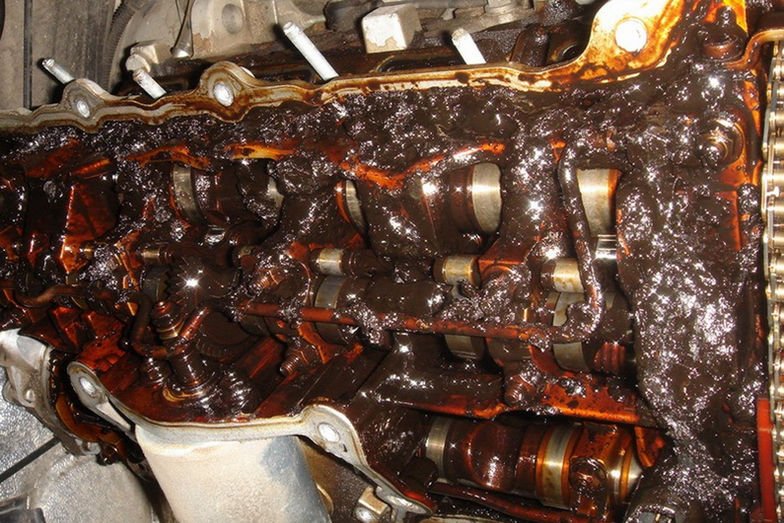 135 ezer kilométer, és nem cseréltek olajat – így néz ki a motor 8 135 ezer kilométer, és nem cseréltek olajat – így néz ki a motor 8