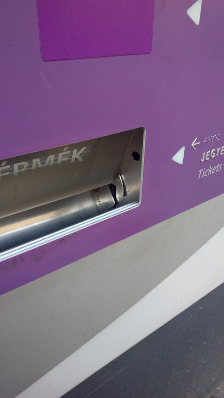 Ezzel az aljas trükkel lopnak meg a jegyautomatánál 2 Ezzel az aljas trükkel lopnak meg a jegyautomatánál 2