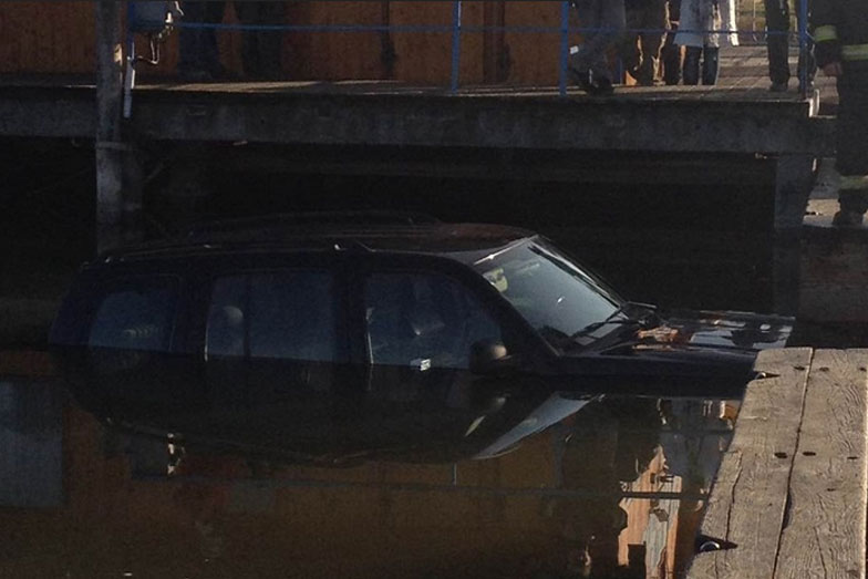 Becsúszott egy terepjáró a Fertő tóba – fotók 4