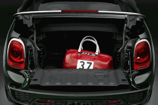 Fedetlen izmokkal feszít a Mini 1