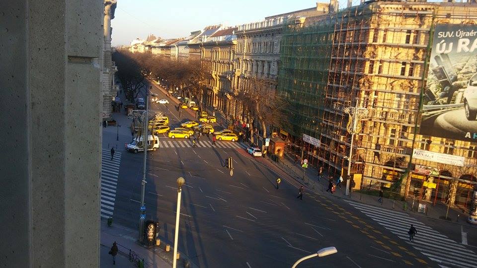 Teljes blokád, csak a mentőket engedik át a taxisok 5