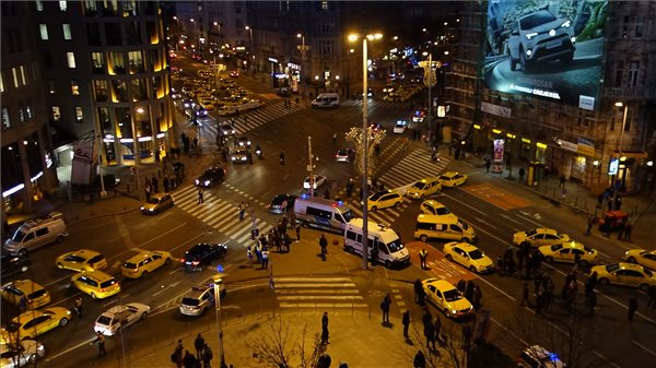 Teljes blokád, csak a mentőket engedik át a taxisok 3