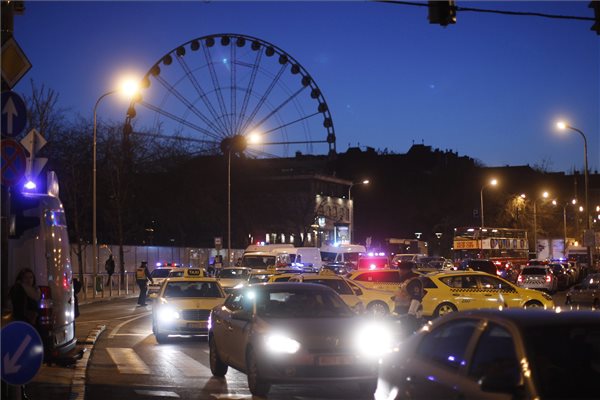 Teljes blokád, csak a mentőket engedik át a taxisok 1
