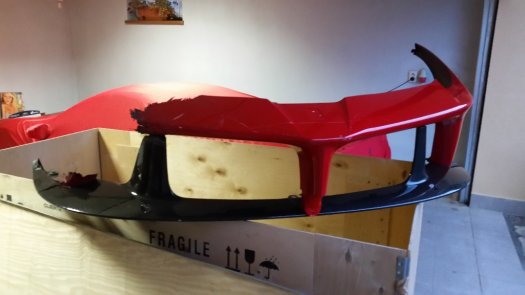 Eladó a Budapesten összetört Ferrari lökhárítója 2